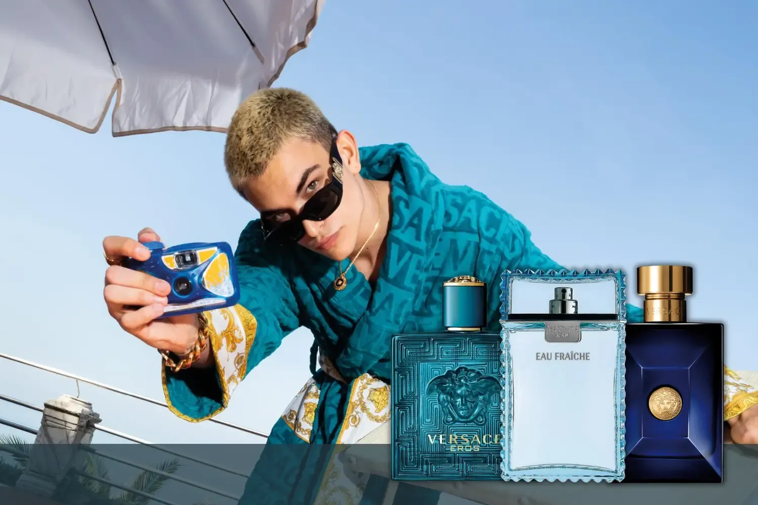 Một người đàn ông sử dụng nước hoa Versace Pour Homme EDT trong môi trường văn phòng lịch sự.
